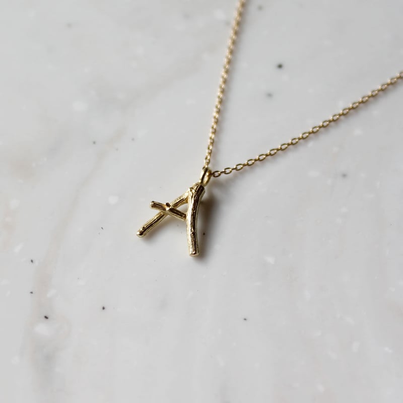K18 小枝のイニシャルチャーム・ネックレス | atelier mozu K18 小枝のイニシャルチャーム・ネックレス | atelier mozu