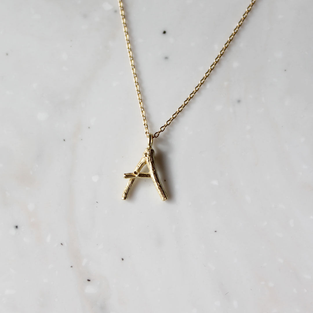 K18 小枝のイニシャルチャーム・ネックレス | atelier mozu