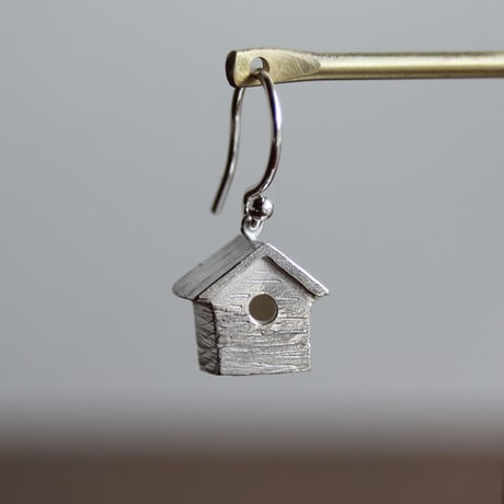 鳥と巣箱のピアス