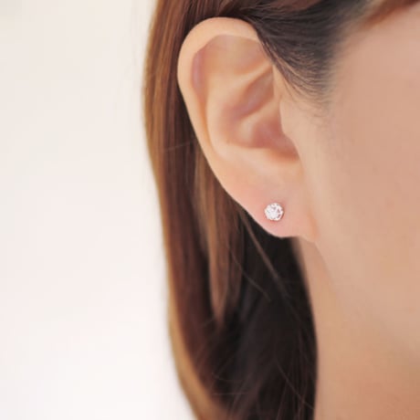 シロツメクサのスタッドピアス / White clover stud earrings