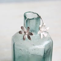 6枚の花びらのピアス / Six-petal earrings
