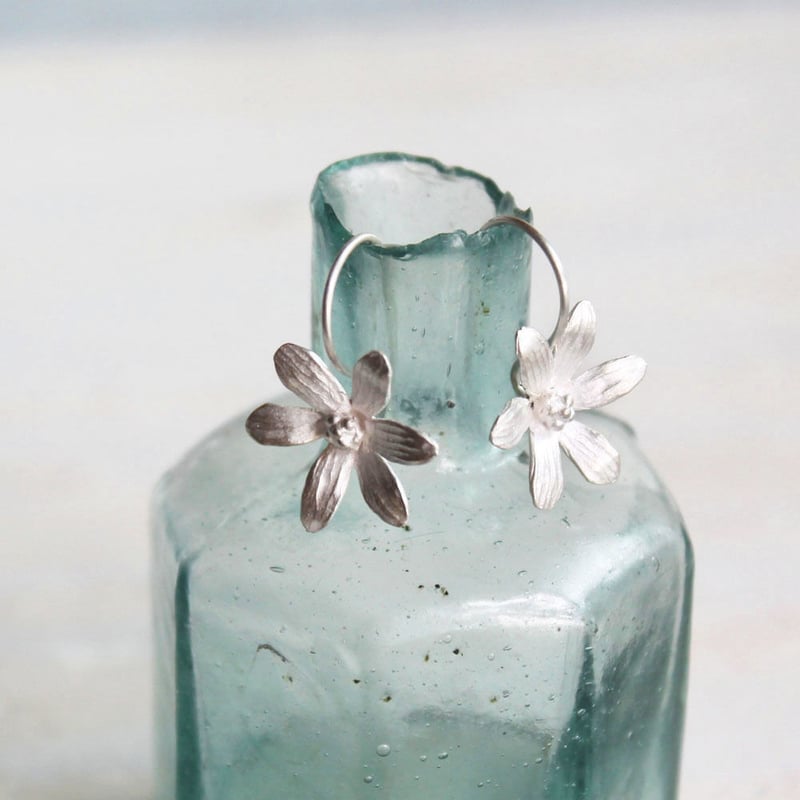 6枚の花びらのピアス / Six-petal earrings | atelier mozu