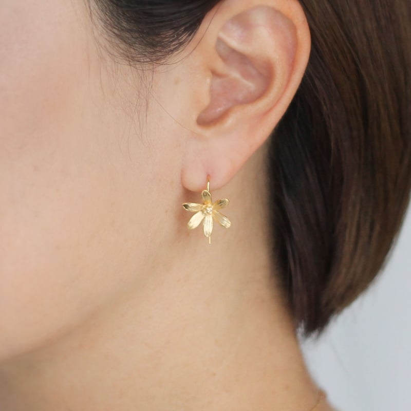 6枚の花びらのピアス / Six-petal earrings | atelier mozu