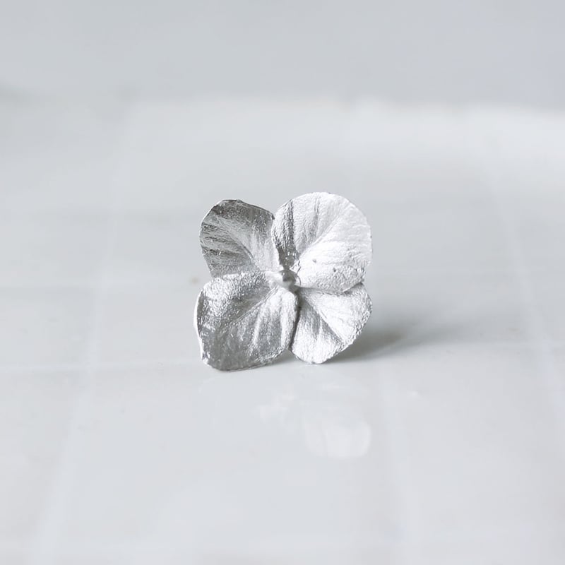 シレネアルメリアの花のピアス - 繊細で美しい花びらを忠実に再現する　P193 シレネアルメリアの花のピアス - 繊細で美しい花びらを忠実に