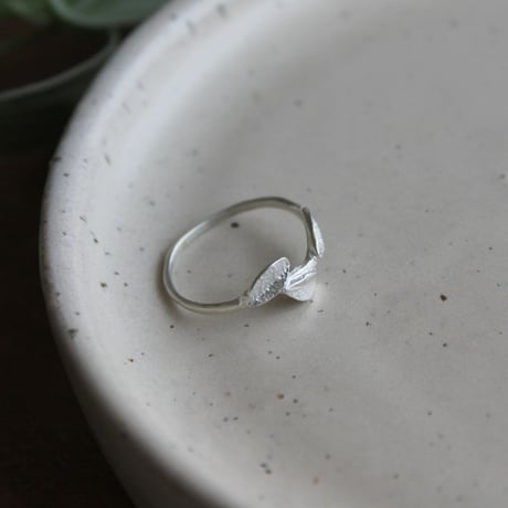 小さなリーフのリング / Small leaf ring