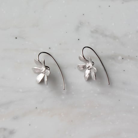 6枚の花びらのピアス / Six-petal earrings