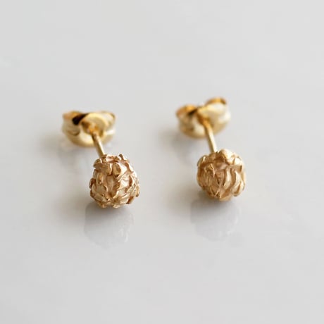 シロツメクサのスタッドピアス / White clover stud earrings