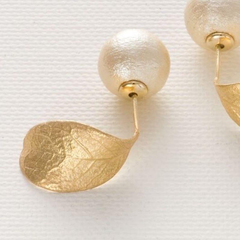 葉っぱとコットンパールのピアス 10mm | atelier mozu