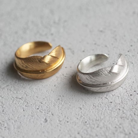 フェザーのイヤーカフ / Feather ear cuff
