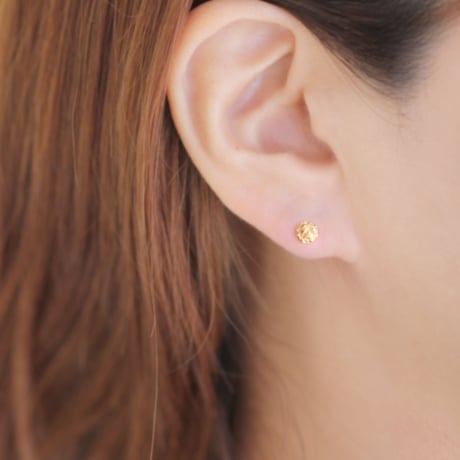 シロツメクサのスタッドピアス / White clover stud earrings