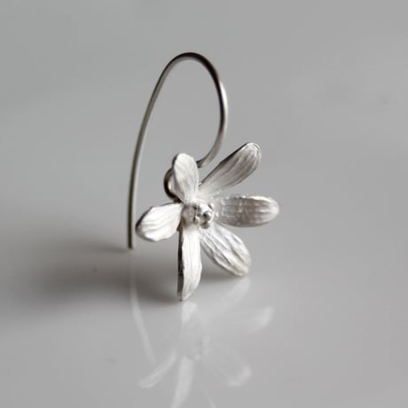 6枚の花びらのピアス / Six-petal earrings
