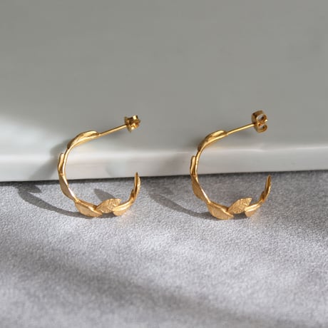 小さなリーフのフープピアス