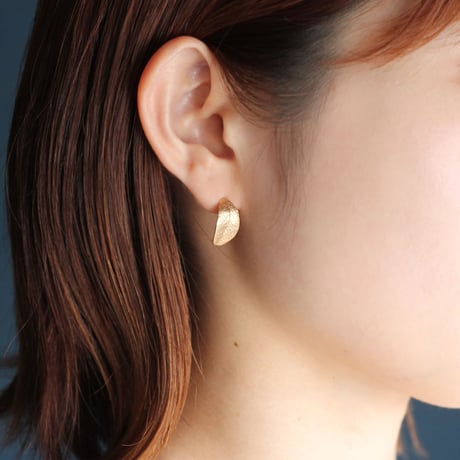 葉っぱとコットンパールのピアス 10mm