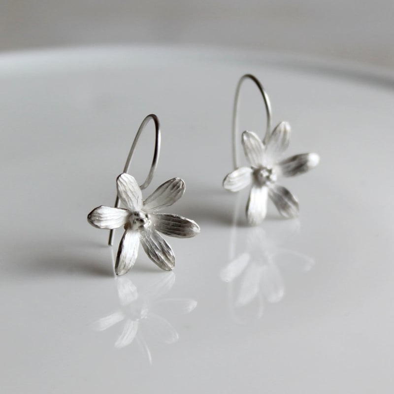 6枚の花びらのピアス / Six-petal earrings | atelier mozu