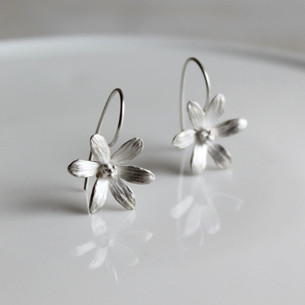 6枚の花びらのピアス / Six-petal earrings | atelier mozu