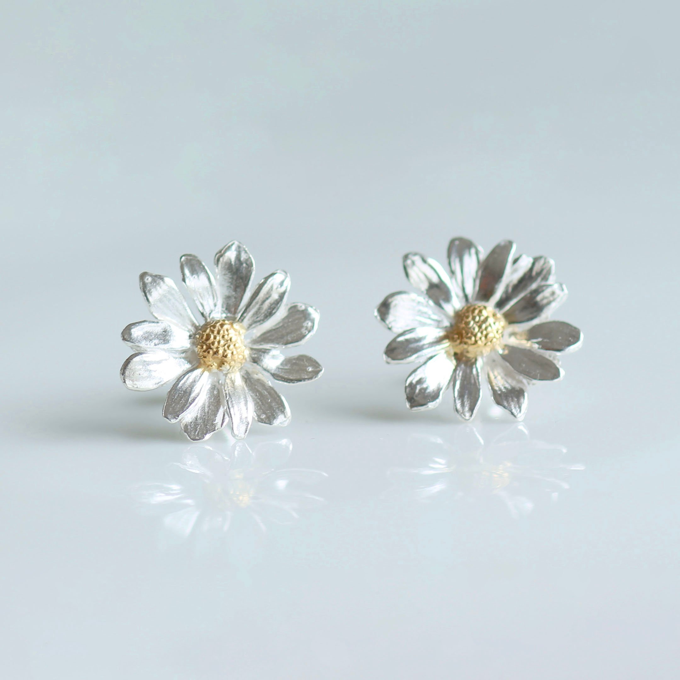 デイジーのピアス or イヤリング / Daisy Pierced or Clip-On Ea