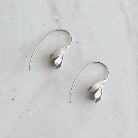 もうすぐひらくつぼみのピアス / Earrings of a flower bud about to bloom