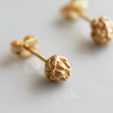 シロツメクサのスタッドピアス / White clover stud earrings