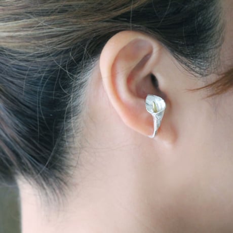 カラーのイヤーカフ / Calla lily ear cuff