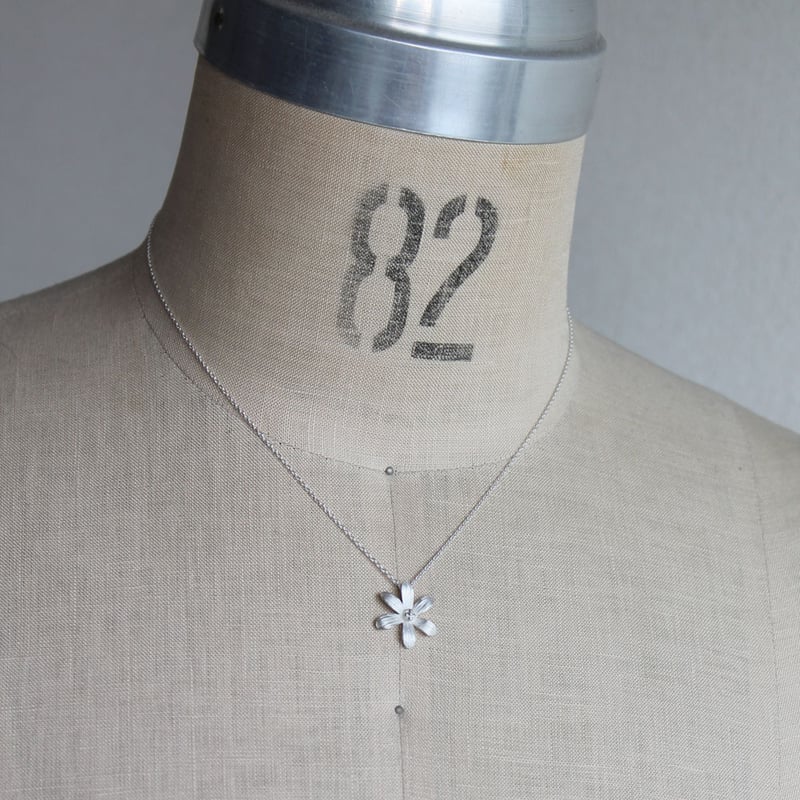 6枚の花びらのネックレス / Six-petal necklace | atelier mozu