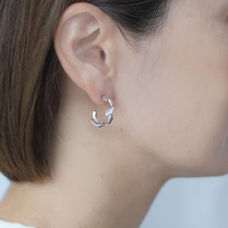 小さなリーフのフープピアス