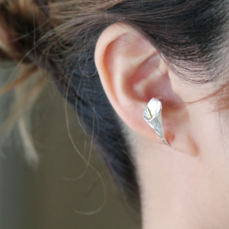 カラーのイヤーカフ / Calla lily ear cuff
