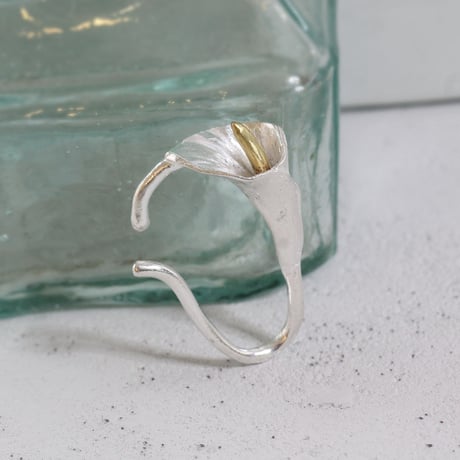 カラーのイヤーカフ / Calla lily ear cuff