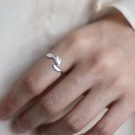 小さなリーフのリング / Small leaf ring