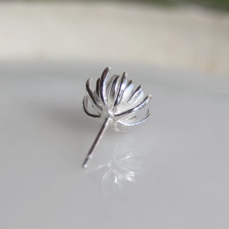 あざみの花のスタッドピアス
