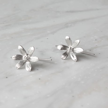 6枚の花びらのピアス / Six-petal earrings