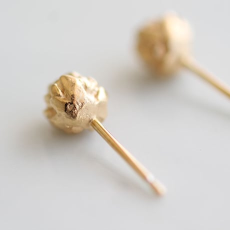 シロツメクサのスタッドピアス / White clover stud earrings