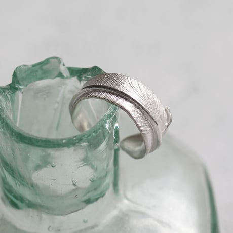 フェザーのイヤーカフ / Feather ear cuff