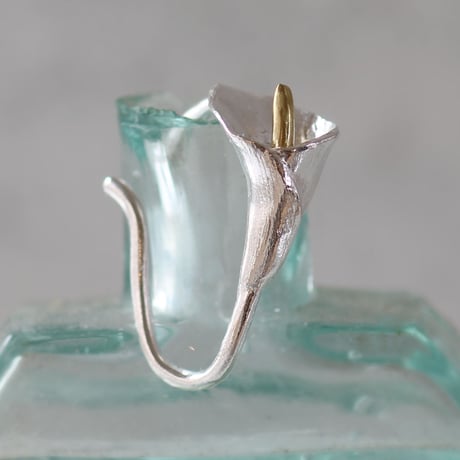 カラーのイヤーカフ / Calla lily ear cuff