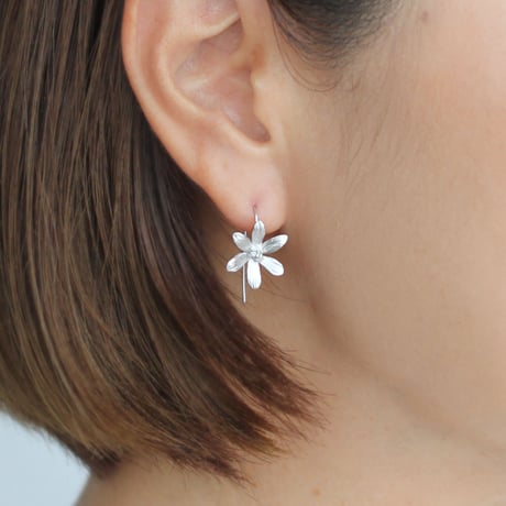 6枚の花びらのピアス / Six-petal earrings