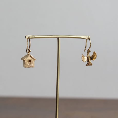 鳥と巣箱のピアス