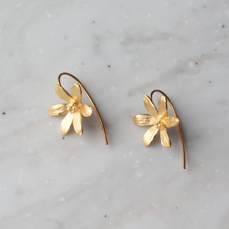 6枚の花びらのピアス / Six-petal earrings