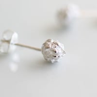 シロツメクサのスタッドピアス / White clover stud earrings