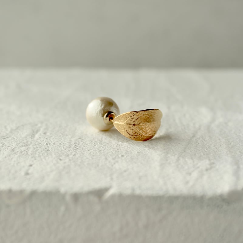 葉っぱとコットンパールのピアス 10mm | atelier mozu