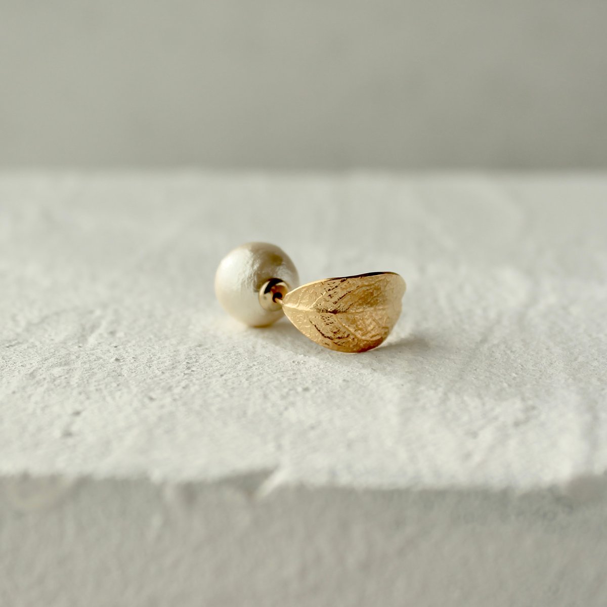 葉っぱとコットンパールのピアス 10mm | atelier mozu