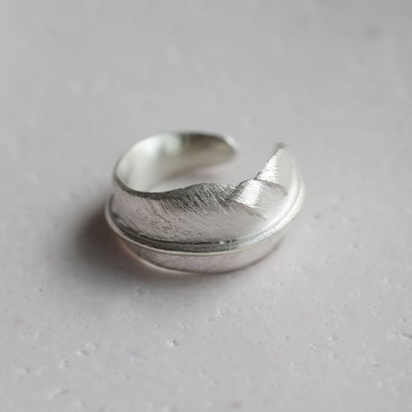 フェザーのイヤーカフ / Feather ear cuff