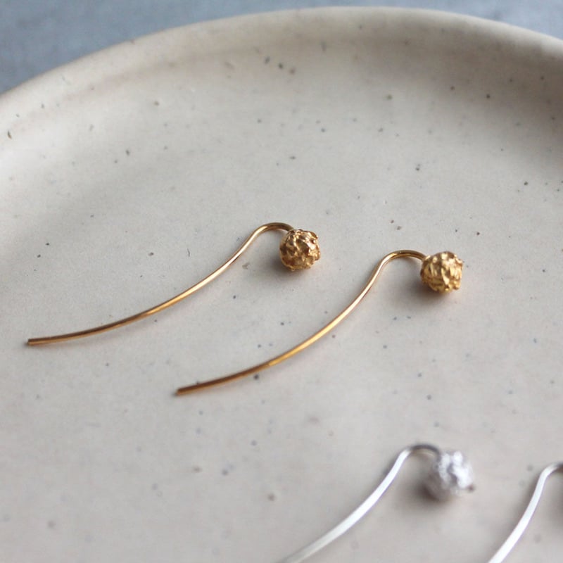 シロツメクサのピアス / White clover earrings | atelier mozu シロツメクサのピアス / White clover earrings | atelier mozu