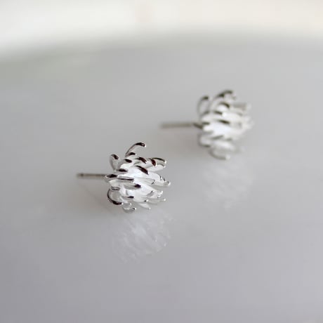 あざみの花のスタッドピアス