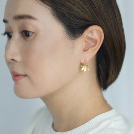 6枚の花びらのピアス / Six-petal earrings