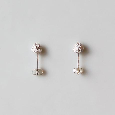 シロツメクサのスタッドピアス / White clover stud earrings
