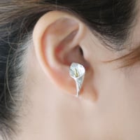 カラーのイヤーカフ / Calla lily ear cuff