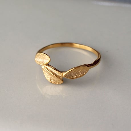 小さなリーフのリング / Small leaf ring
