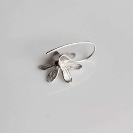6枚の花びらのピアス / Six-petal earrings