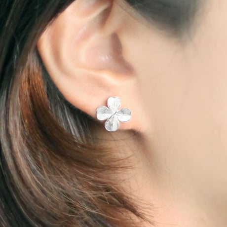 クローバーのイヤーカフ / Clover ear cuff