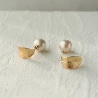 葉っぱとコットンパールのピアス 10mm