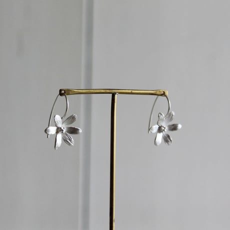 6枚の花びらのピアス / Six-petal earrings